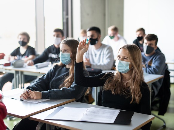 Pr�senzunterricht an Schulen soll vorerst m�glich bleiben. Darauf haben sich Bund und Kantone geeinigt. Jedoch werden Szenarien im Fall einer Verschlechterung der Lage gepr�ft. (Archivbild)