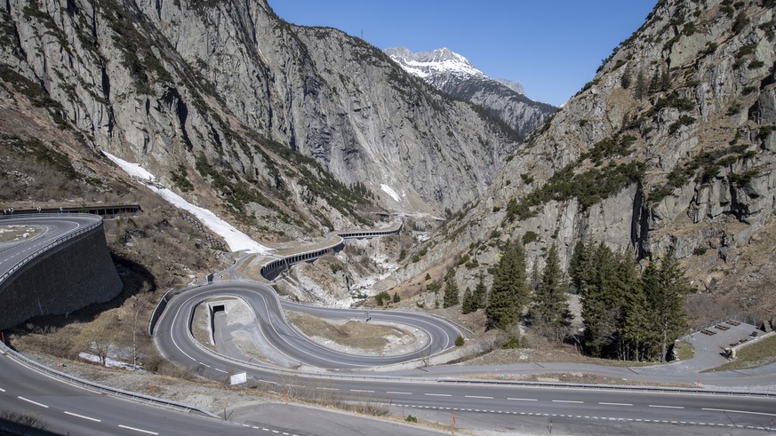 Die Schoellenen Strasse zwischen Goeschenen und Andermatt wird wegen der Corona-Pandemie nur sehr gering befahren, am Freitag, 10. April 2020. (KEYSTONE/Urs Flueeler)