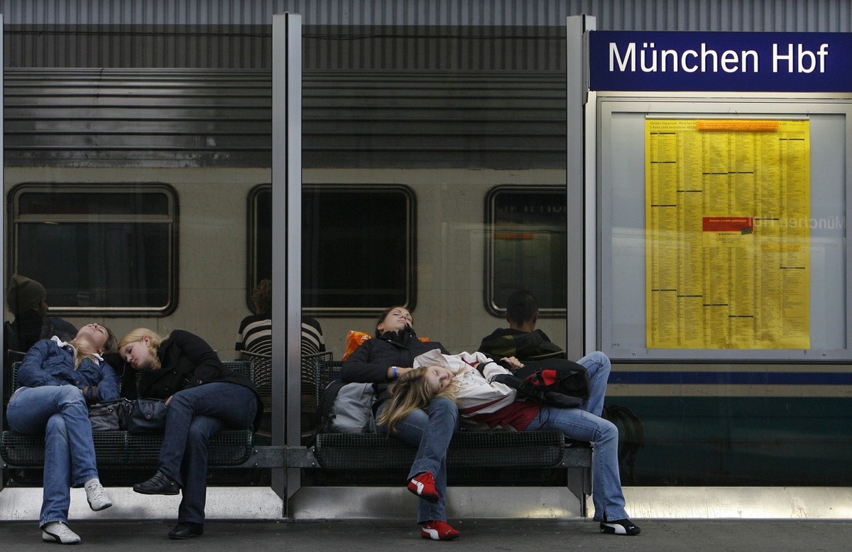 Bahnreisende schlafen am Freitag, 5. Oktober 2007, auf einem Bahnsteig des Hauptbahnhofes in Muenchen. Die Gewerkschaft der Lokfuehrer (GDL) hatte die Lokfuehrer am Vormittag zu einem dreistuendigen S ...