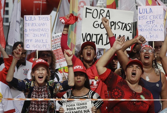 Demonstrators shout slogans against Brazil&#039;s President Michel Temer during a May Day rally in Sao Paulo, Brazil, Monday, May 1, 2017. (AP Photo/Andre Penner)