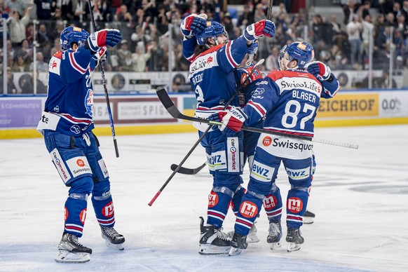 KEYPIX - Derek Grant (ZSC), Willy Riedi (ZSC) Vinzenz Rohrer (ZSC) und Yannick Blaser (ZSC), von links, bejubeln den Treffer zum 1:0 im vierten Playoff Finalspiel der Eishockey National League zwische ...