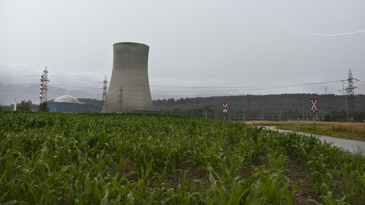 ZUR ABSCHALTUNG DES AKW GOESGEN ZUR URSACHENABKLAERUNG UND REPARATUR EINER DAMPFLECKAGE STELLEN WIR IHNEN AM MONTAG, 17. AUGUST 2015, FOLGENDES ARCHIVBILD ZUR VERFUEGUNG - Nuclear power plant Goesgen  ...