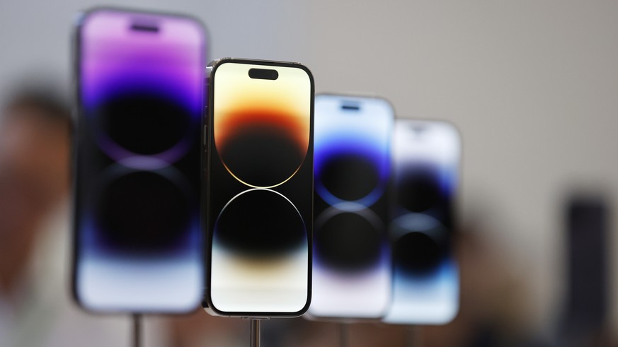 epa10168366 The Apple iPhone 14 Pro on display as members of the media explore several new products introduced during an Apple Special Event on the campus of Apple Park in Cupertino, California, USA,  ...