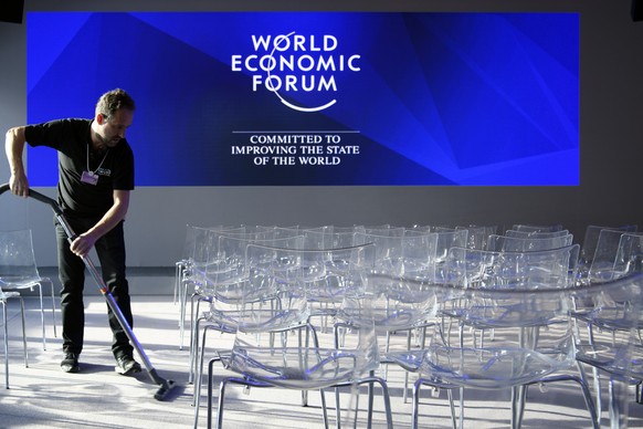 ARCHIVBILD ZUR MELDUNG, DASS DAS WEF 2022 VOM 22. BIS 26. MAI STATTFINDET, AM FREITAG, 21. JANUAR 2022 - A cleaner vacuum-cleans the carpet inside the Congress Center on the eve of the 47th annual meeting of the World Economic Forum, WEF, in Davos, Switzerland, Monday, January 16, 2017. The meeting brings together enterpreneurs, scientists, chief executive and political leaders in Davos January 17 to 20.(KEYSTONE/Laurent Gillieron)