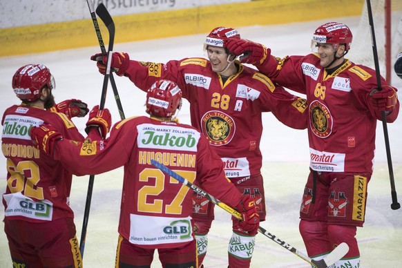 Tigers Alexei Dostoinov, Anthony Hugenin, Yannick-Lennart Albrecht, Thomas Nuessli,von links, jubeln zum 1:0, waehrend dem Eishockey National League A Spiel, zwischen den SCL Tigers und dem EV Zug, am ...