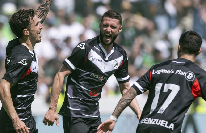 Luganos Olivier Custodio, links, jubelt mit Fabio Daprela, Mitte, und Milton Valenzuela, nach seinem Tor zum 2:1, im Schweizer Fussball Cup Final zwischen dem FC Lugano und dem FC St. Gallen, am Sonnt ...