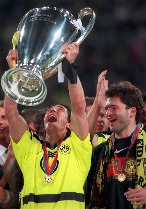 Der Schweizer Stuermer Stephane Chapuisat (rechts) freut sich in Muenchen zusammen mit seinem Teamkollegen Paulo Sousa, der den Pokal stemmt, ueber den Gewinn der Champions League, aufgenommen am 28.  ...