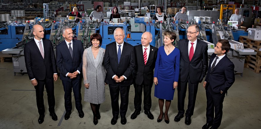 ACHTUNG: SPERRFRIST 31.12.2015 24:00 Uhr; EMBARGO 31.12.2015 24:00 Uhr

HANDOUT - Das offizielle Bundesratsfoto 2016 - Von links: Bundesrat Alain Berset, Bundesrat Didier Burkhalter, Bundesraetin Dori ...