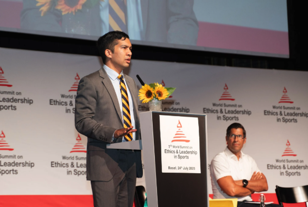 Markus Pfisterer (r.) lauscht den Ausführungen von Aron D'Souza.