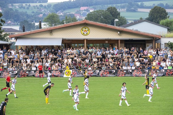 Tolle Cupstimmung im Stadio Linden beim Fussball Schweizer Cup 1/32 Final zwischen dem FC Gunzwil (2.Liga) und dem FC Lugano vom Samstag, 19. August 2023 in Gunzwil im Kanton Luzern. (KEYSTONE/Urs Flu ...