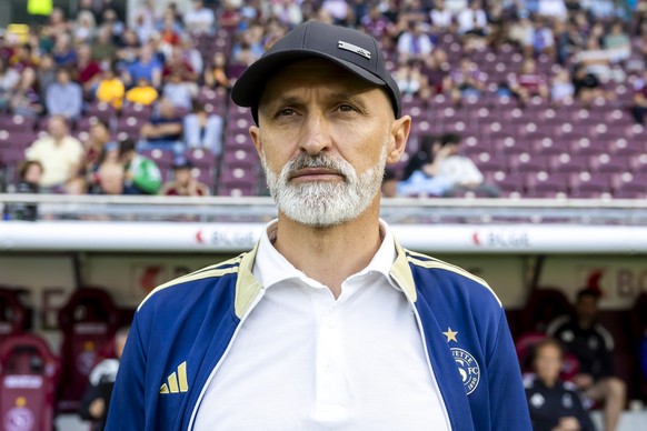 Thomas Haeberli, coach of the Servette FC, observes his players, during the Super League soccer match of Swiss Championship between Servette FC, SFC, and FC St.Gallen 1879, SG, at the Stade De Geneve  ...