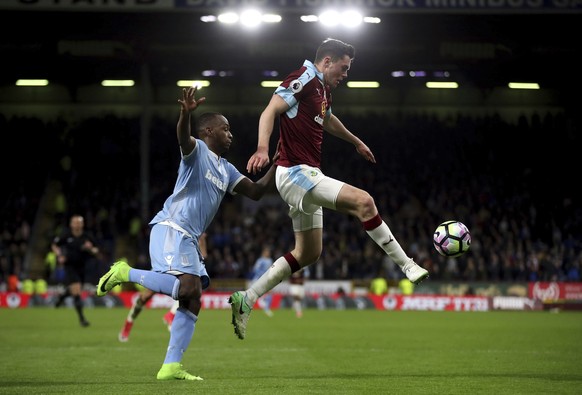 Burnley&#039;s Michael Keane, right, and Stoke City&#039;s Saido Berahino vie for the ball during the English Premier League soccer match Burnley against Stoke City at Turf Moor, Burnley, England, Tue ...