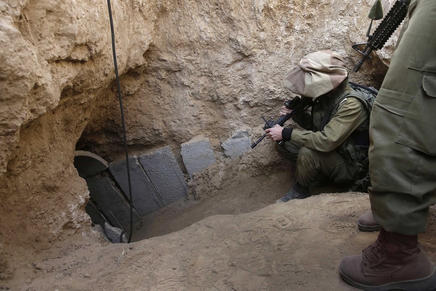 Nach Angaben der israelischen Armee existieren unter der Grenze zwischen palästinensischem Gebiet und Israel noch immer zahlreiche Tunnel, die zerstört werden müssten.&nbsp;