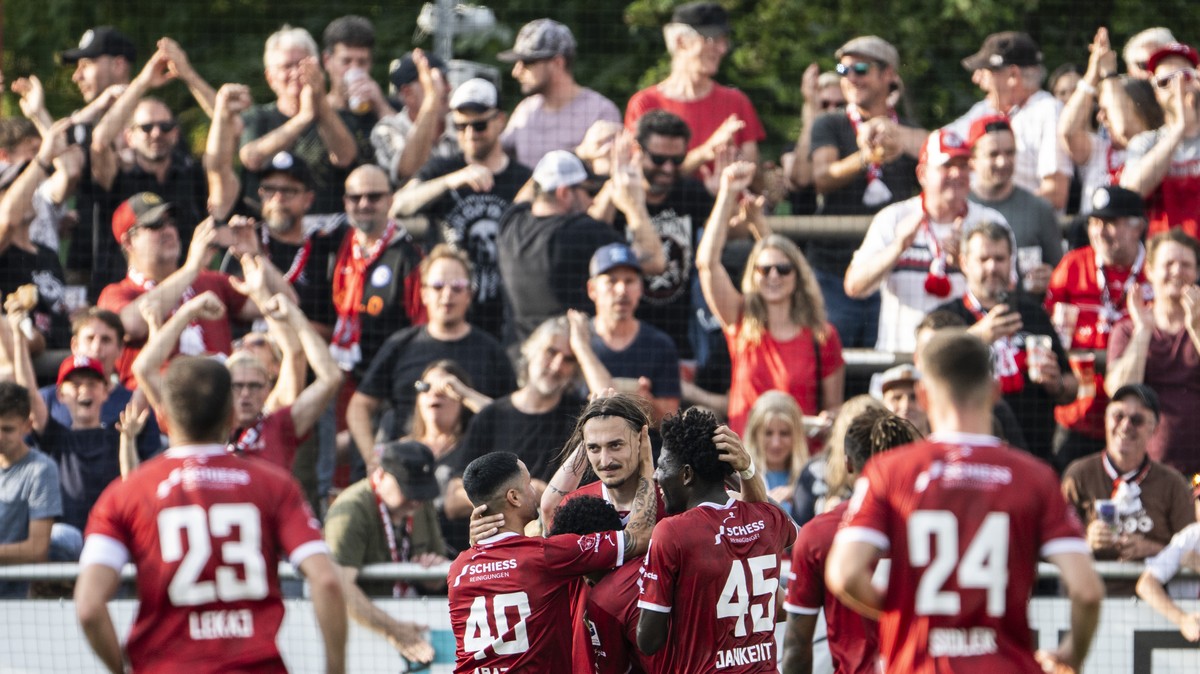 Winterthurs Aldin Turkes, Mitte, jubelt nach seinem Penalty Tor im Fussball Meisterschaftsspiel der Super League zwischen dem FC Winterthur und dem Grasshopper Club Zuerich im Stadion Schuetzenwiese,  ...