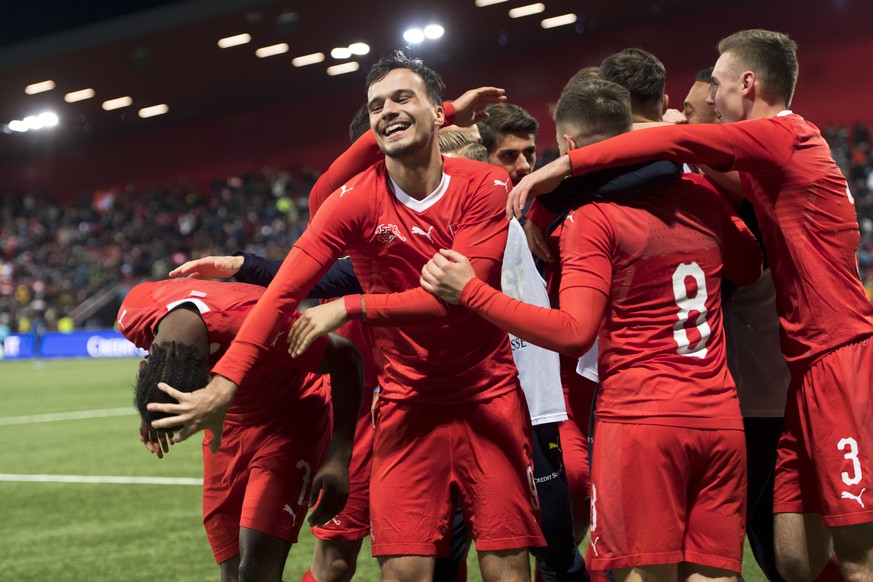 Switzerland&#039;s Jeremy Guillemenot, center, celebrates with teammates after the 3 to 1 during a qualification soccer match for the European Under 21 Championship between Switzerland and France at t ...