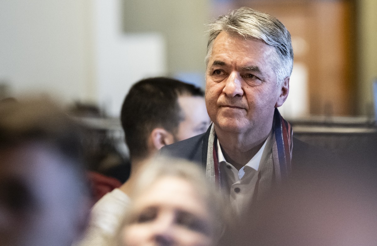 Der bisherige Stadtpraesident, Alec von Graffenried, GFL, reagiert nach Bekanntgabe der Resultate der Wahl zum Stadtpraesidium, am Tag der staedtischen Wahlen, am Sonntag, 24. November 2024 im Rathaus ...