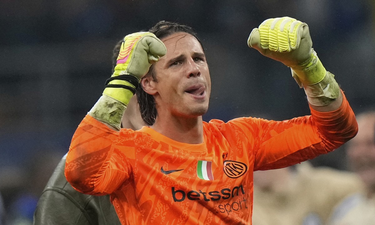 Inter Milan's goalkeeper Yann Sommer celebrates at the end of the Champions League semifinal second leg soccer match between Inter Milan and Barcelona at San Siro stadium in Milan , Italy, Tuesda ...