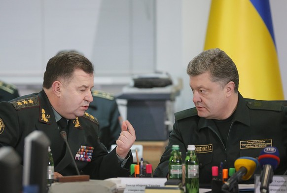 Präsident Petro Poroschenko (r.) und sein Verteidigungsminister Stepan Poltorak am Sonntagmorgen.