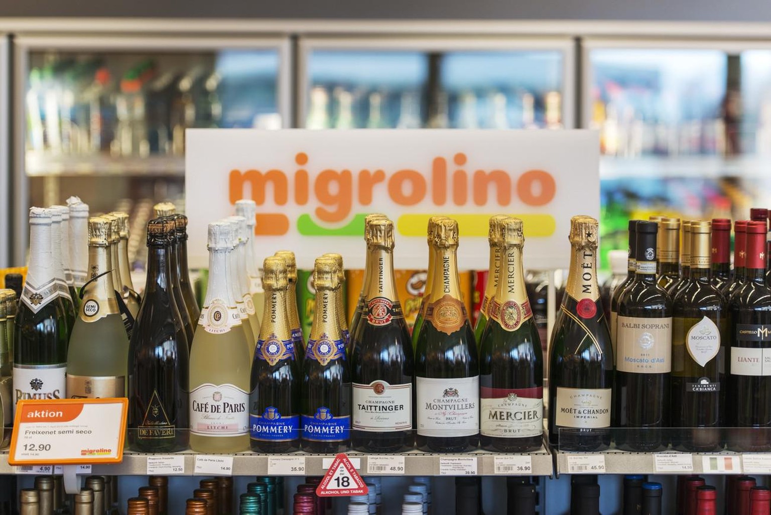 Champagnerflaschen im Regal der Migrolino-Tankstelle in Stans, Kanton Nidwalden, aufgenommen am 22. Maerz 2013. Die Migrolino-Filialen verkaufen neben Migros-Produkten auch Alkohol und Zigaretten und  ...