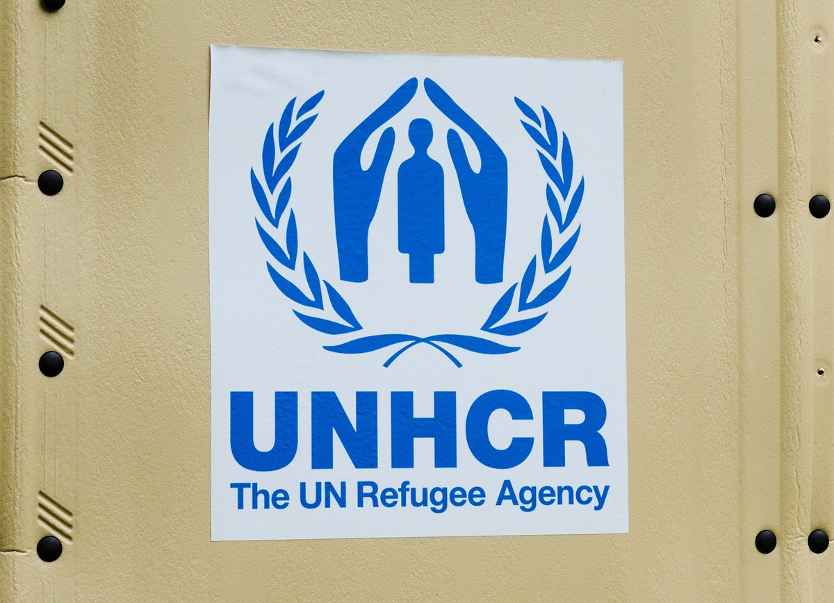 ARCHIV - 17.09.2021, Berlin: Das UNHCR-Logo klebt an einer Selbstbau-H�tte der UNHCR. (zu dpa: �UNHCR-Deutschlandchef: Auch weiter Fl�chtlinge aufnehmen�) Foto: Annette Riedl/dpa +++ dpa-Bildfunk +++  ...