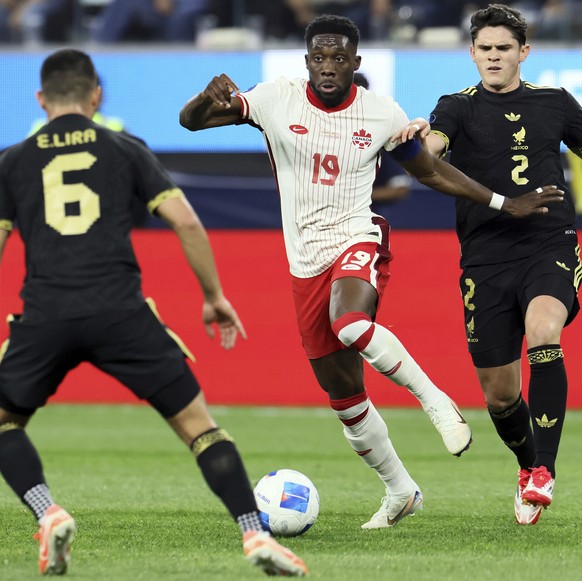 Canada&#039;s Alphonso Davies, second from left, vies for the ball against Mexico&#039;s Erik Lira, left, and Mexico&#039;s Israel Reyes, second from right, during the first half of a CONCACAF Nations ...