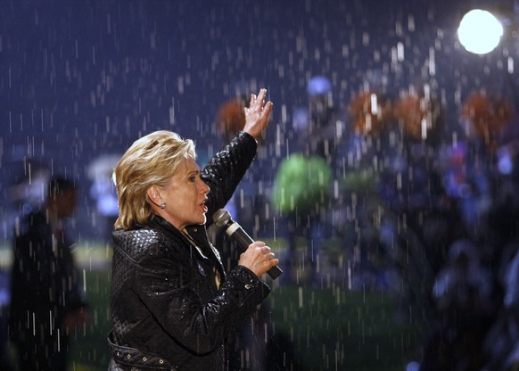 FILE - In this April 19, 2008 file photo, Democratic presidential hopeful, Sen. Hillary Clinton, D-N.Y., rallies the crowd in the rain as she campaigns in McKeesport, Pa. Deborah Tannen, professor of  ...