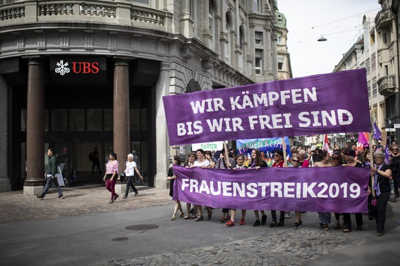 Frauen sind unterwegs an einer Kundgebung zum nationalen Frauenstreik, am Freitag, 14. Juni 2019, in St. Gallen. (KEYSTONE/Gian Ehrenzeller)