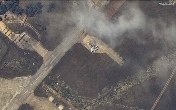 Eine beschädigte MiG-29 auf dem Militärstützpunkt auf der Krim.