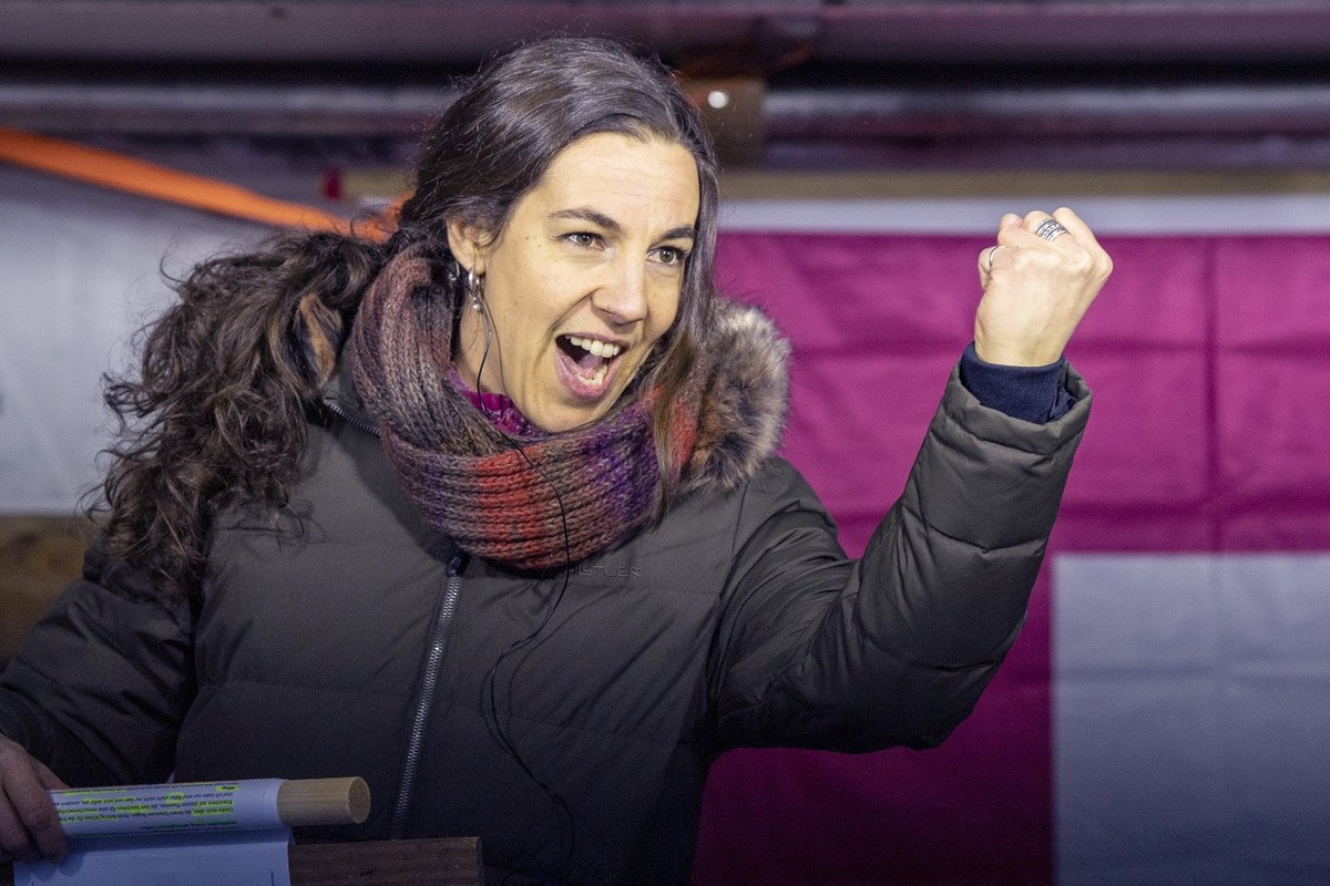 Die Lehrerin Prisca Wuergler aus Erstfeld bei ihrer Rede anlaesslich einer Kundgebung des Aktionsbuendnis Urkantone fuer eine vernuenftige Corona-Politik auf dem Hauptplatz in Schwyz vom Samstag, 9. J ...
