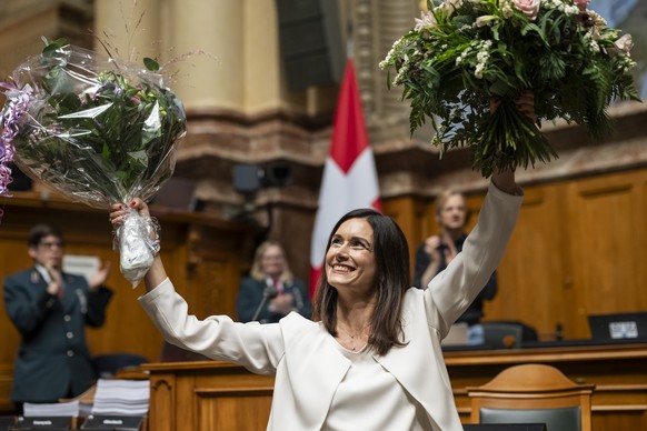 Die soeben gewaehlte Nationalratspraesidentin Maja Riniker, FDP-AG, freut sich mit Blumen ueber ihre Wahl, an der Wintersession der Eidgenoessischen Raete, am Montag, 2. Dezember 2024 im Nationalrat i ...