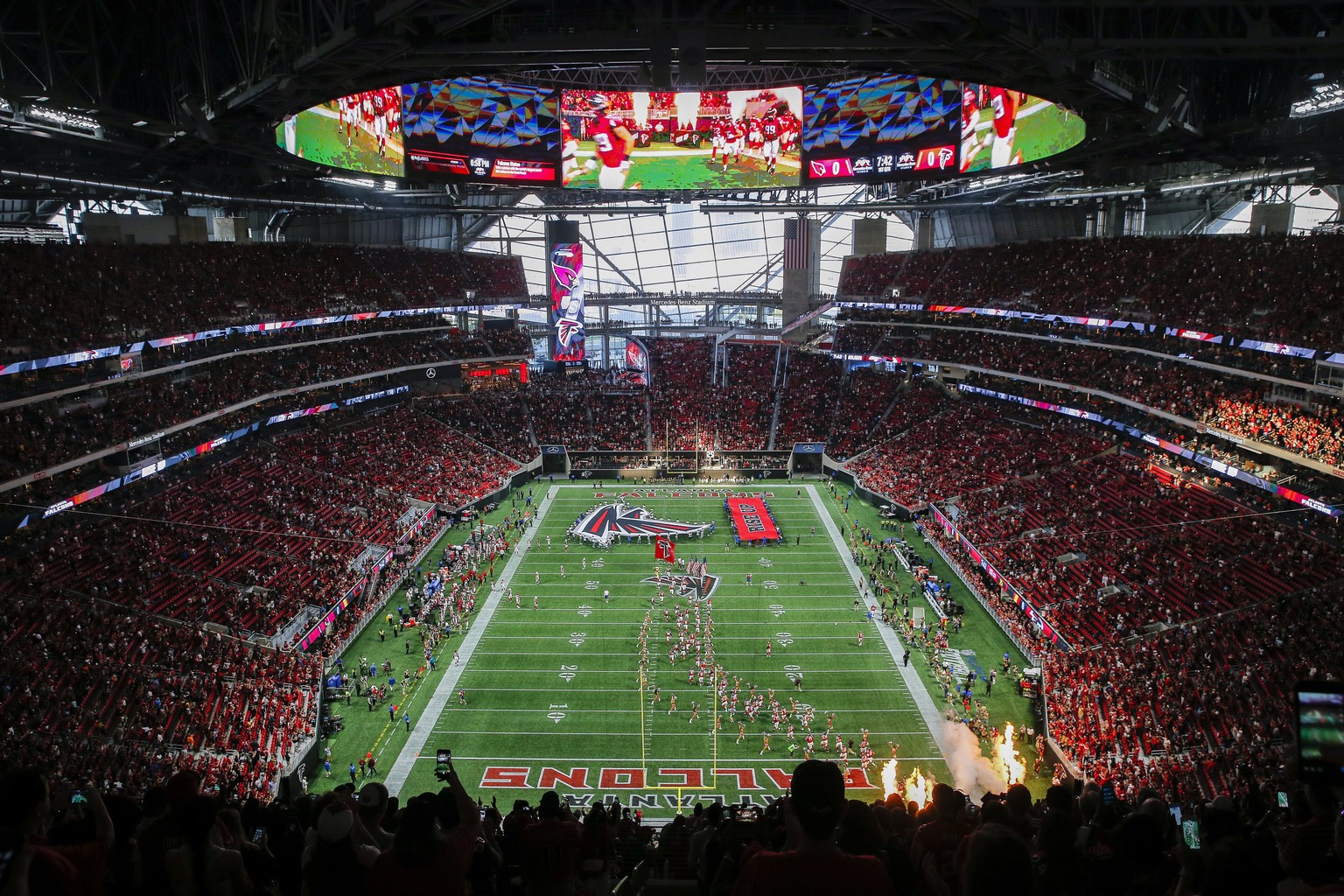 epa06165599 The Atlanta Falcons take the field inside the newly opened Mercedes-Benz Stadium before the first half of the NFL American football preseason game between the Arizona Cardinals and the Atl ...