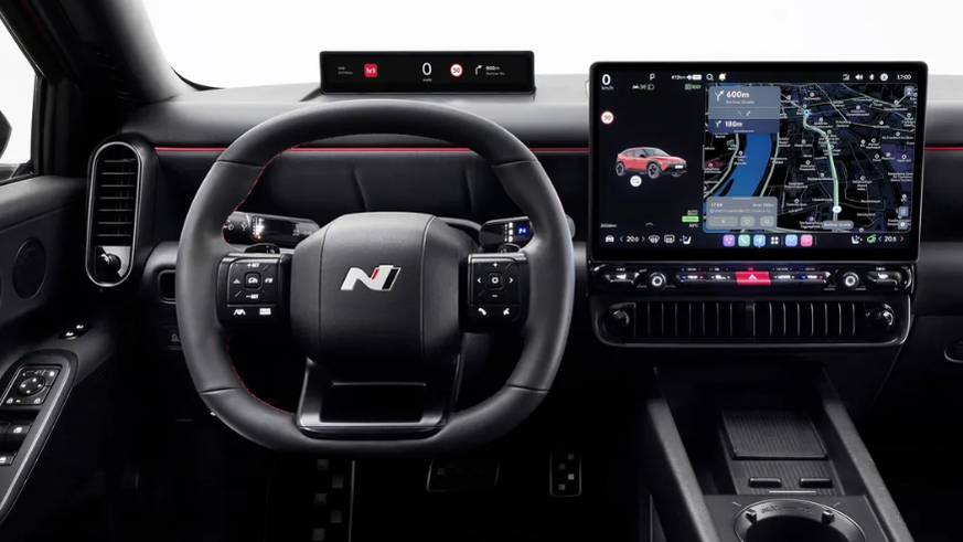 Das neue Modell setzt auf ein kleines Display vor dem Fahrer und einen grossen zentralen Screen samt einigen Knöpfen.