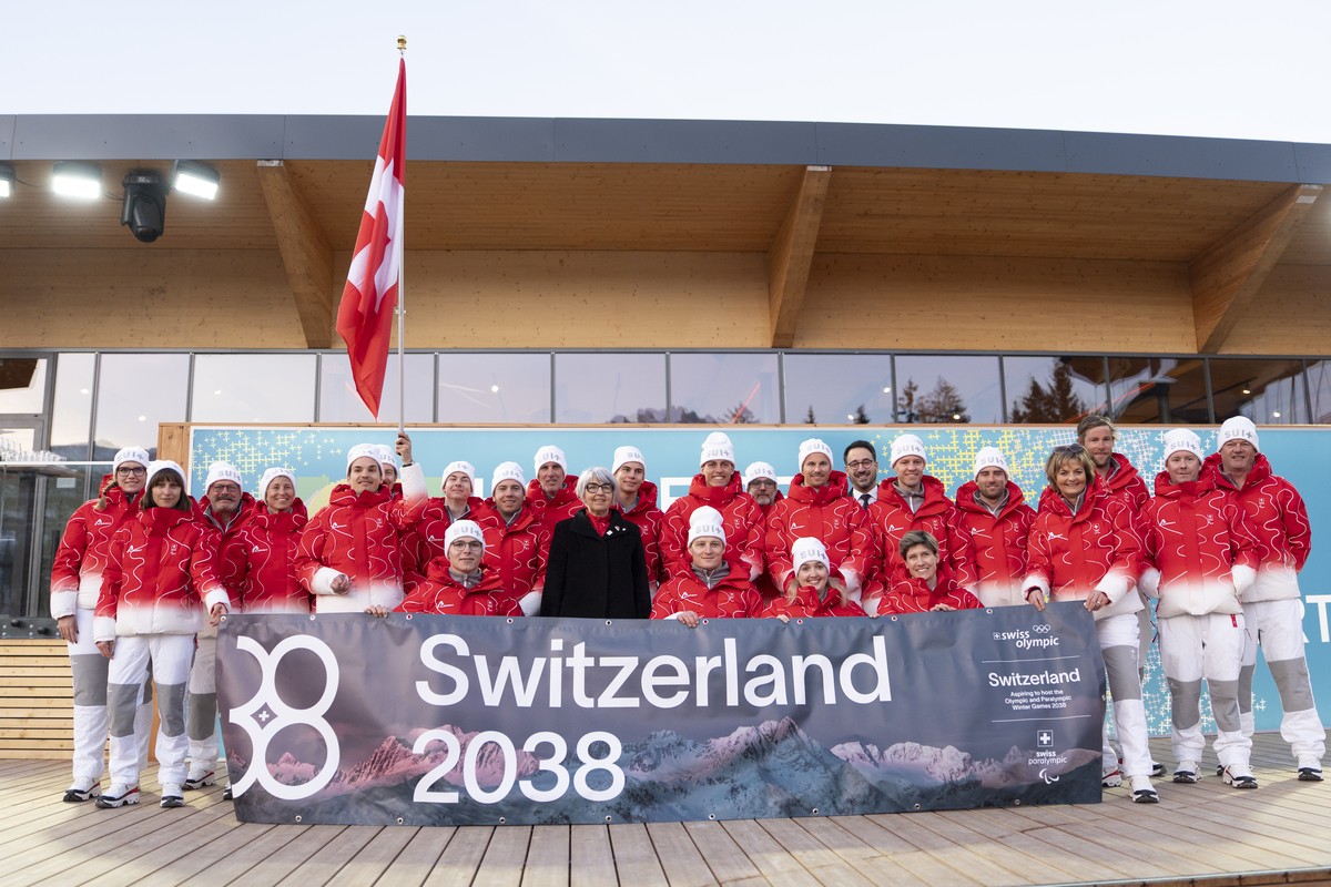 Federal Councillor Elisabeth Baume-Schneider, middle, poses for a group photo with a banner for the Olympic ticket of Switzerland 2038 and the Swiss delegation during the Opening Event at the House of ...