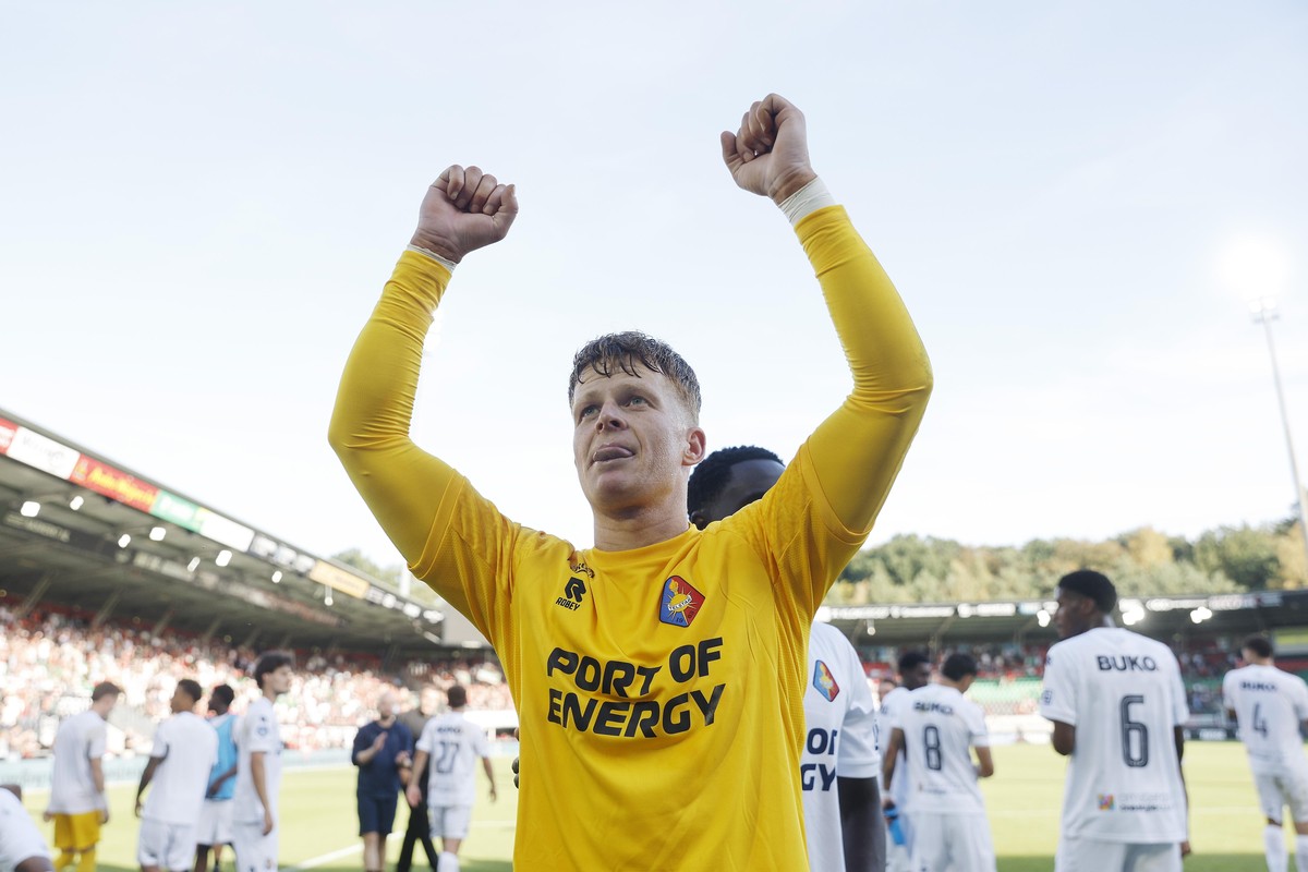epa13157207 Telstar goalkeeper Ronald Koeman Junior celebrates their victory following the Dutch Eredivisie match between NEC Nijmegen and Telstar in Nijmegen, the Netherlands, 08 August 2026. EPA/BAR ...