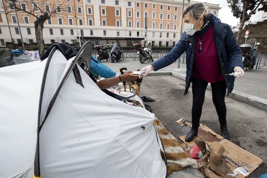 epaselect epa08375274 The volunteers of Casa Africa go around the city to distribute basic necessities to poors and seasonal farm workers, in Rome, Italy, 21 April 2020. Seasonal farm workers to help  ...