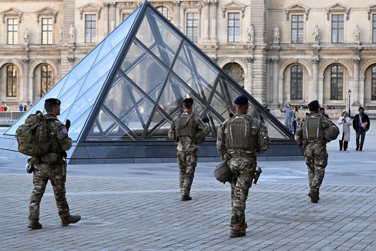 Soldiers patrol in the courtyard of the Louvre museum, Thursday, Oct. 30, 2025 in Paris. (AP Photo/Emma Da Silva)
France Louvre