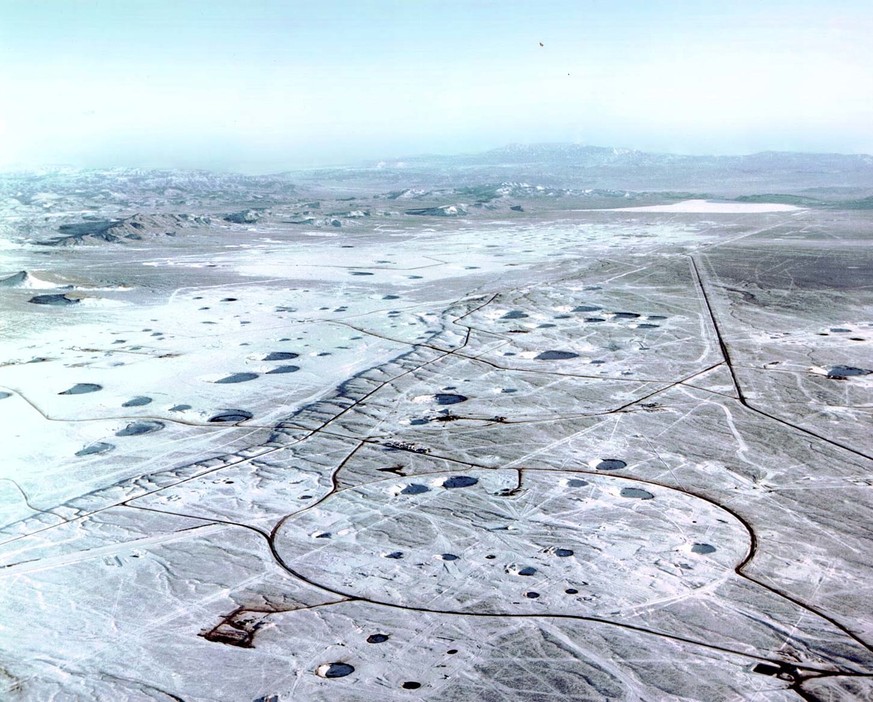Bombenkrater Yucca Flat, Nevada Test Site
https://de.wikipedia.org/wiki/Nevada_National_Security_Site#/media/Datei:Nevada_Test_Site_craters.jpg