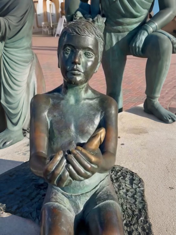 Fail: Statue/Denkmal von Jungen mit Fisch