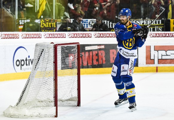ALS VORSCHAU AUF DIE AM MITTWOCH, 7. SEPTEMBER 2016, BEGINNENDE EISHOCKEY NATIONAL LEAGUE A SAISON, STELLEN WIR IHNEN FOLGENDES BILDMATERIAL ZUR VERFUEGUNG - Dick Axelsson von Davos laesst seinen Frus ...