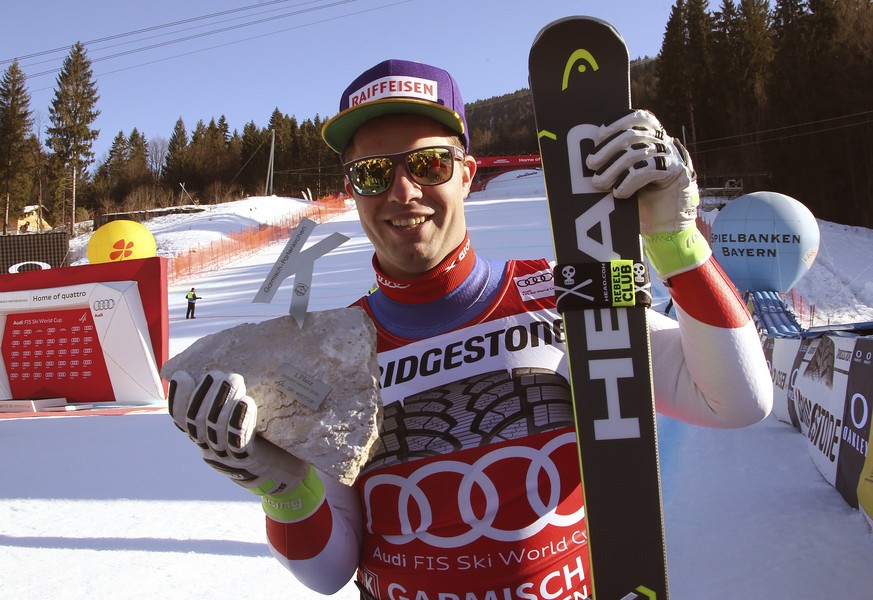 Switzerland&#039;s Beat Feuz poses with a trophy after his victory in the men&#039;s downhill skiing World Cup race in Garmisch-Partenkirchen, Germany, Saturday, Jan. 27, 2018. (Stephan Jansen/dpa via ...