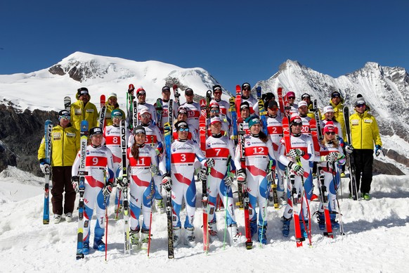 Die Fahrerinnen und Fahrer von Swiss Ski posieren für den Saisonauftakt.