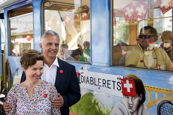 Le Conseiller federal Didier Burkhalter pose en compagnie de sa femme, Friedrun Sabine Burkhalter, avant de monter dans le train historique Aigle-Sepey-Diablerets (ASD), lors de la Fete national suiss ...