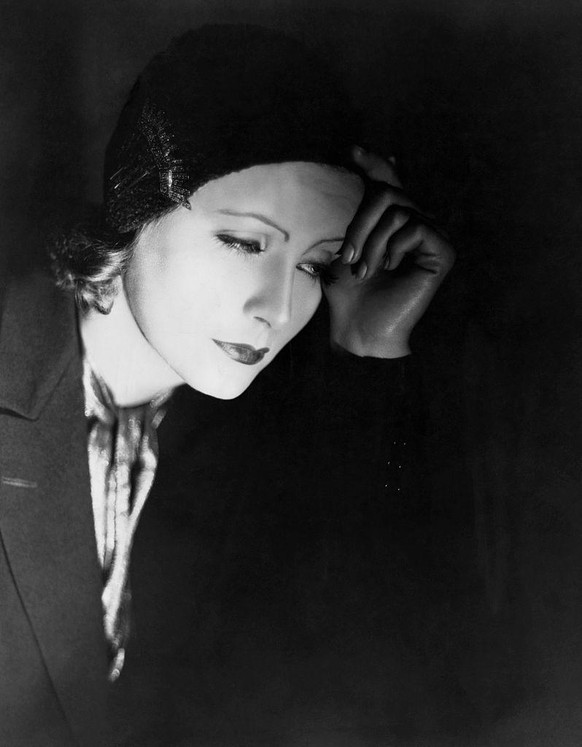 Die Hollywood-Ikone Greta Garbo (1905–1990), die aufgrund ihrer Schönheit und ihrer geheimnisvollen Ausstrahlung von der Presse den Beinamen «die Göttliche» und «die schwedische Sphinx» erhielt.