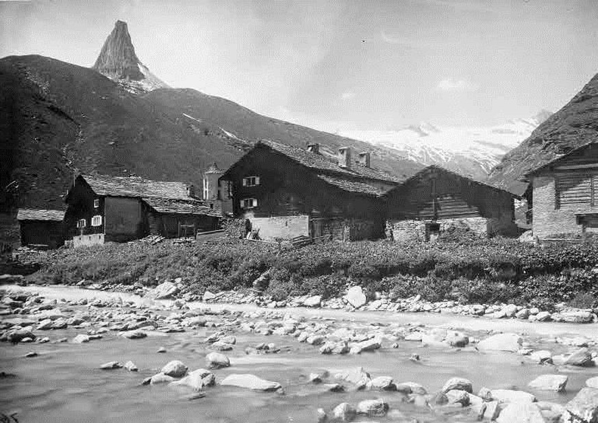 Vals-Zervreila, Dorfansicht über Valserrhein hinweg