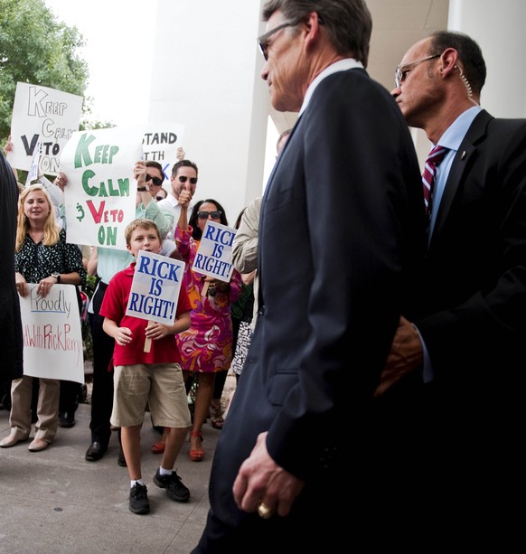 «Rick is right»: Perry-Anhänger vor dem Gericht in Austin.