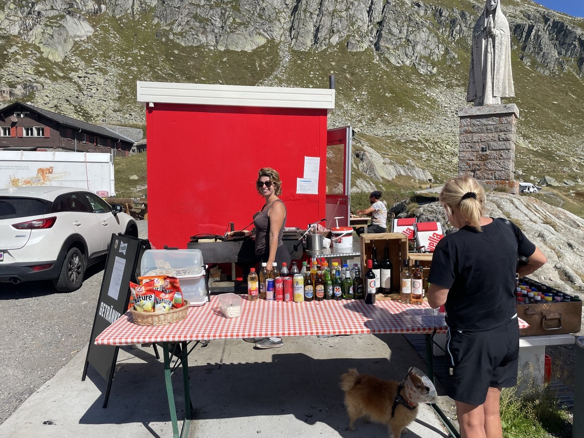 Jana verkauft Würste auf der Gotthard Passhöhe