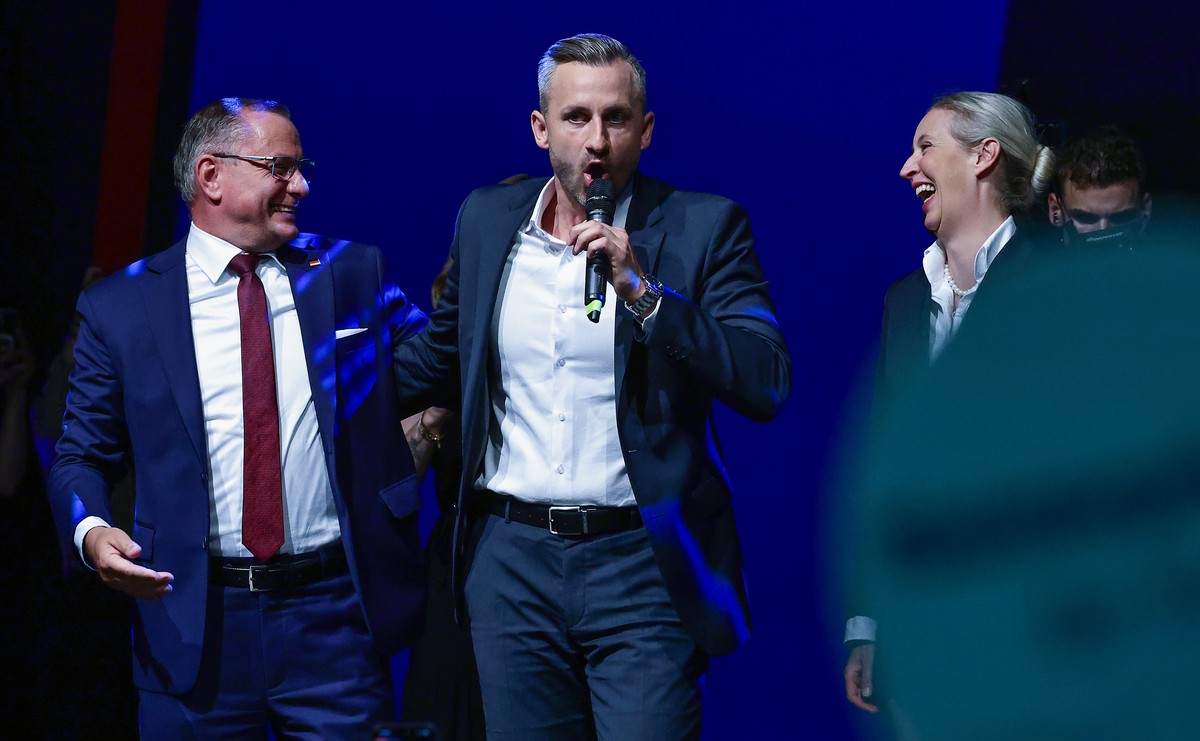 epa13218240 Top candidate Ulrich Siegmund (L) poses with party and parliamentary group co-chairwoman Alice Weidel (R) and party and parliamentary group co-chairman Tino Chrupalla during a far-right Al ...