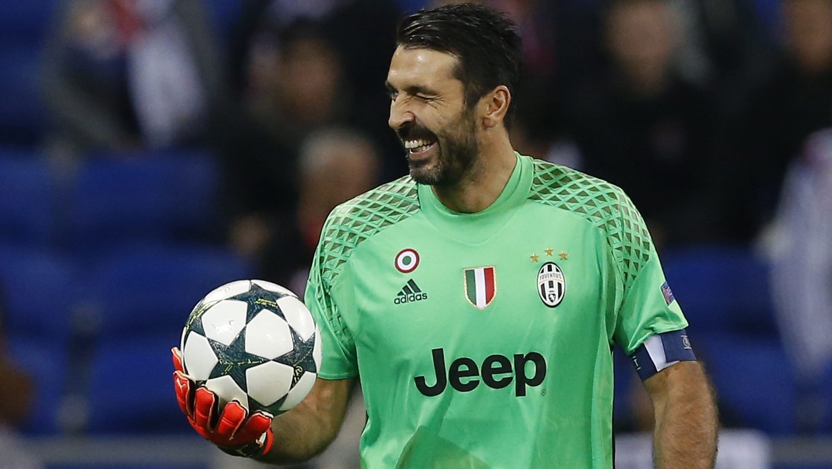 epa05591301 Juventus Turin's goalkeeper Gianluidgi Buffon reacts after the UEFA Champions League group H soccer match between Olympique Lyon and Juventus Turin at Parc Olympique Lyonnais in Decin ...