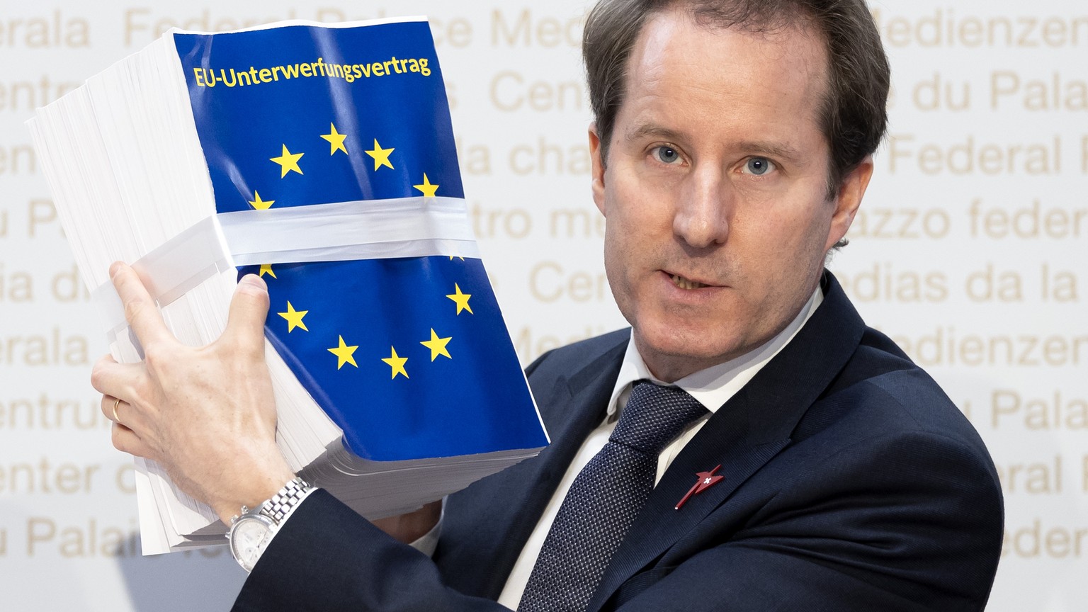 KEYPIX - Thomas Aeschi, Fraktionspraesident SVP Schweiz und Nationalrat SVP-ZG, praesentiert das ausgedruckte EU-Vertragspaket mit dem Titel "EU-Unterwerfungsvertrag", waehrend einer Medienk ...