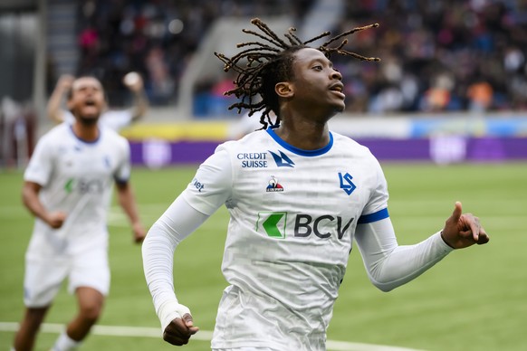 Joie de l&#039;attaquant lausannois Kaly Sene apres avoir marque le premier but sur penalty lors de la rencontre du championnat de football de Super League entre le FC Lausanne-Sport et BSC Young Boys ...